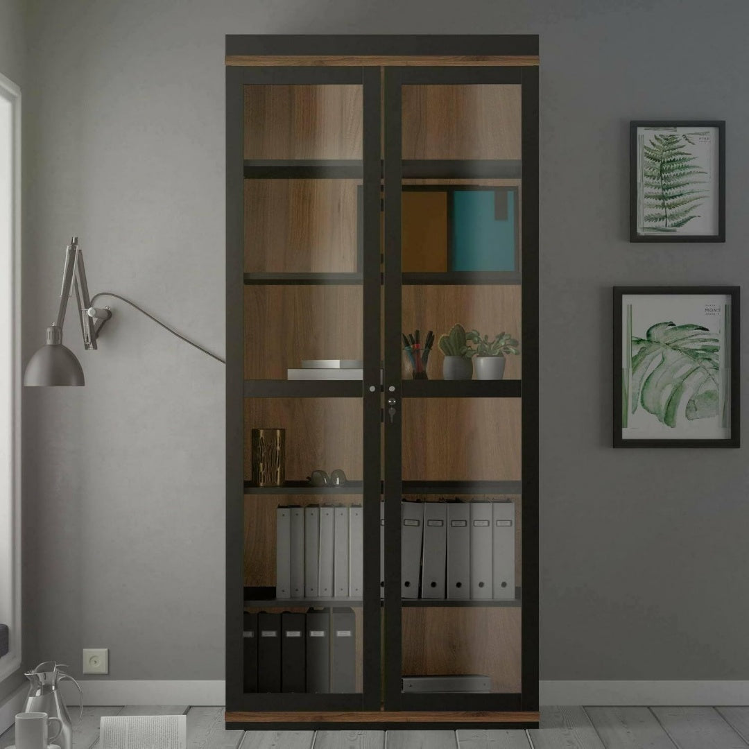 Materiau robuste, vitrine gris fonce en bois